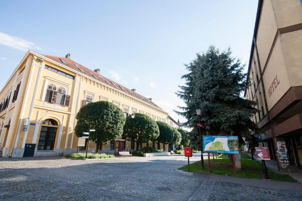 Hotel Oroszlan Szigetvár מראה חיצוני תמונה
